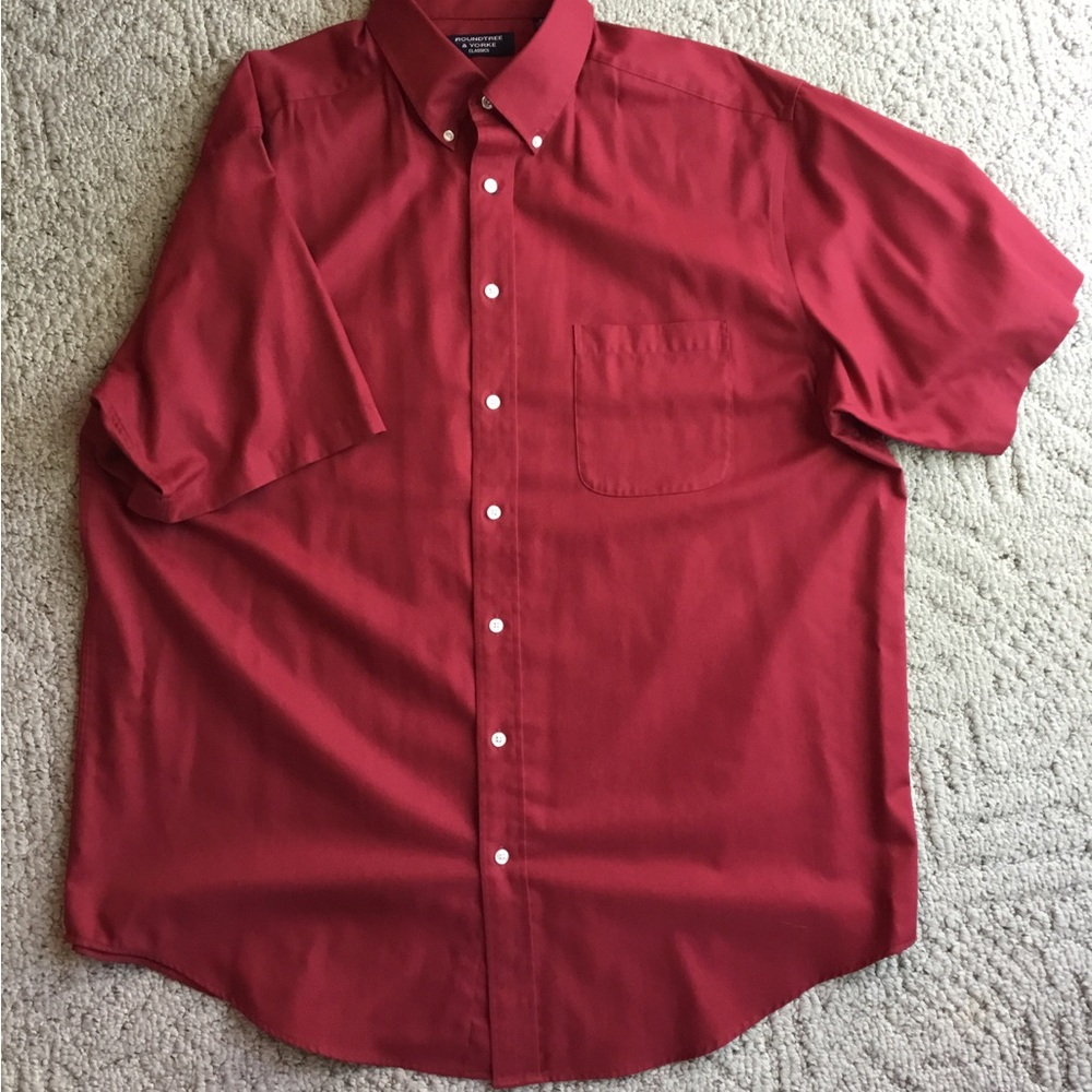 Roundtree & Yorke Men's Short-Sleeve Button-Down Shirt in Deep Red